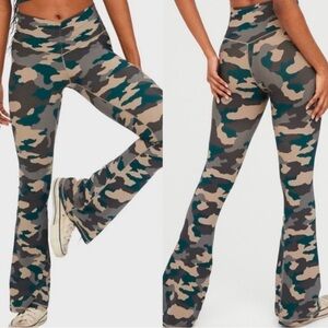 OFFLINE Real Me High-Waisted Ruched Flare Leggings, Forest Green Camo, sz M